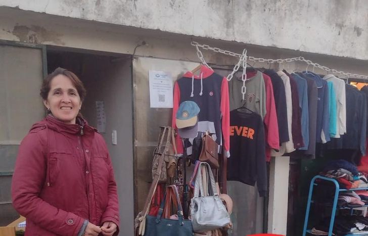 Las voluntarias se encargan de armar las ferias todos los martes, miércoles y jueves a las 15.30 en Temperley.