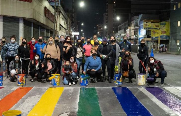 Hubo una pintada multicolor de las sendas peatonales.