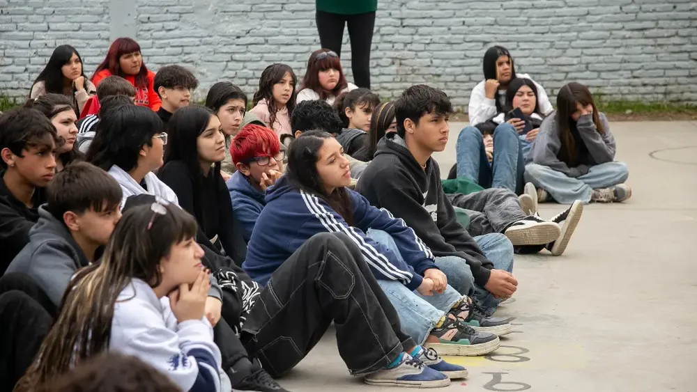 Alumnos conversaron sobre cómo prevenir y reconocer la violencia digital.