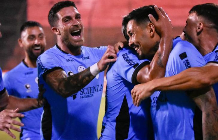 Todos fueron a abrazar a López luego de su golazo.