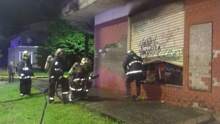 Los bomberos tuvieron que forzar las persianas del local.