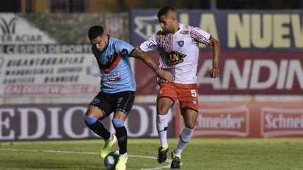 Sproat y pyñeyro intentan hacerse dueño de la pelota.