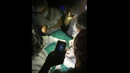 la plata: por un corte electrico tuvieron que operar con la luz del celular
