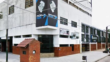 juntan ropa de abrigo en el club defensores de banfield
