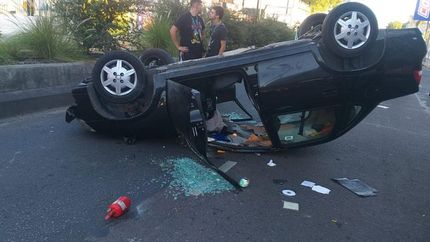 Uno de los autos terminó volcado sobre la avenida Hipólito Yrigoyen.
