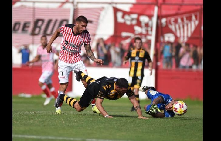 Pereira define y pone el 2-0.