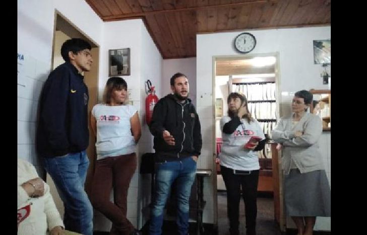 van casa por casa para juntar más datos sobre cada paciente.