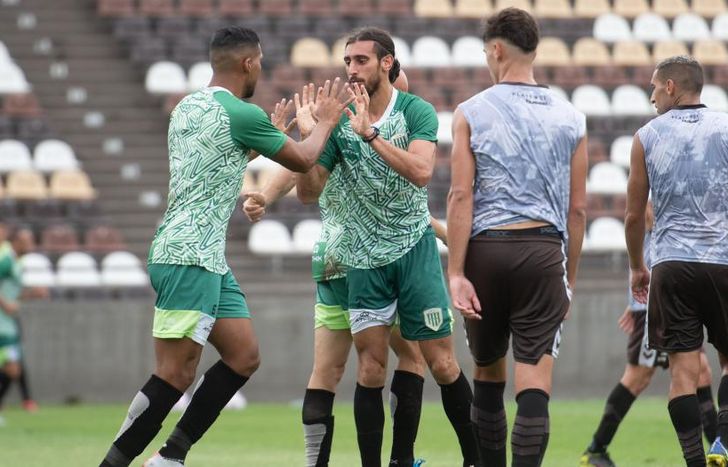 Los delanteros del primer equipo, Sebastián Sosa Sánchez y Andrés Chávez.