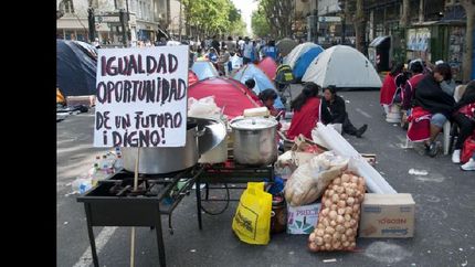 zzzznacp2NOTICIAS ARGENTINAS BAIRES, OCTUBRE 16: Manifestantes de la organización Aníbal Verón realizan un corte total de la Avenida de Mayo, frente a la jefatura de gobierno porteño, en reclamo de 300 puestos de trabajo para cooperativas. Foto NA: DANIEL VIDESzzzz