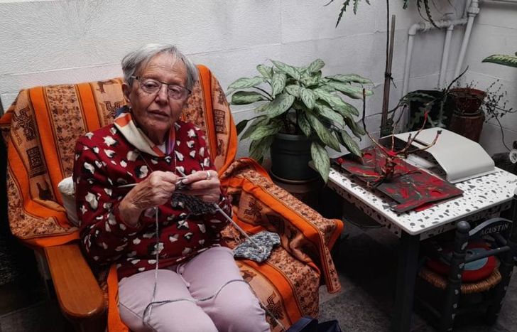 Aida volvió a tejer gracias a una campaña solidaria.