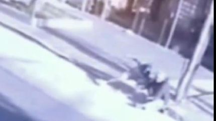 salio a ordenar el baul del auto y unos motochorros lo atacaron y le robaron