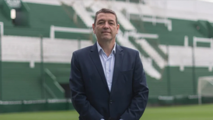 Oscar Tucker, vice de Banfield, destrozó a Jorge Ameal.