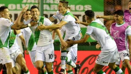 Todos con el 10, autor de un verdadero golazo. Todos con el 10, autor de un verdadero golazo.