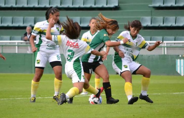 Tamara Villamayor intenta pasar entre varias piernas rivales.