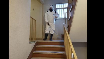 A pedido de los vecinos, desinfectan gratis los edificios para evitar la propagación del Coronavirus