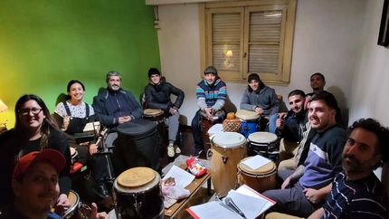 Una oportunidad para aprender percusión en Lomas de la mano del director de La Plena del Sur, Gastón Carabajal.&nbsp;