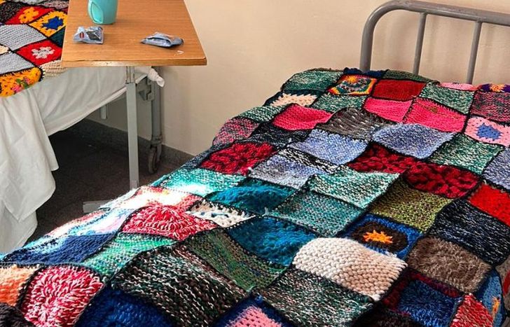 Donaron 14 mantas para una plaza y 7 para las cunitas del área pediátrica de internación del hospital.