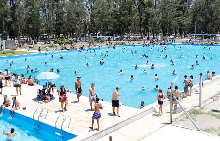Primer día a pleno sol y diversión en las piletas de Albertina.