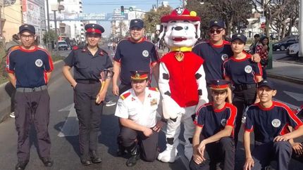 Marshall presente junto a los bomberos. Marshall presente junto a los bomberos.