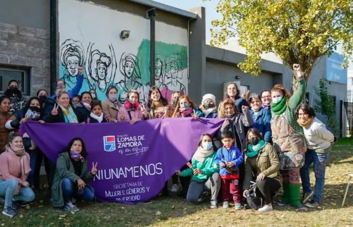 El mural se pintó en una pared interna del patio del hogar.
