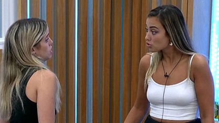 Denisse y Florencia, en plena pelea.