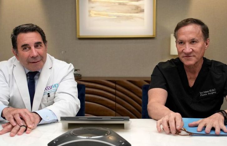 Los doctores Terry Dubrow y Paul Nassif.