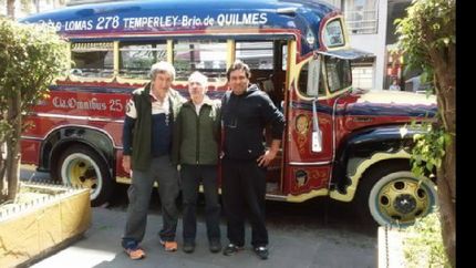 recorren lugares de lomas en un colectivo antiguo