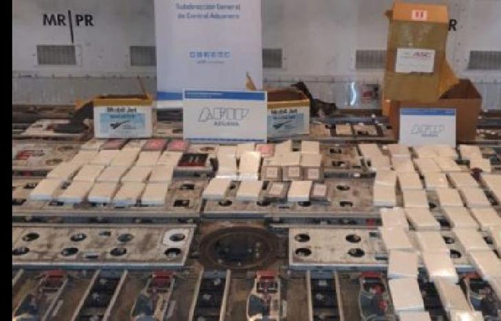 la droga fue encontrada en la bodega de un avión.