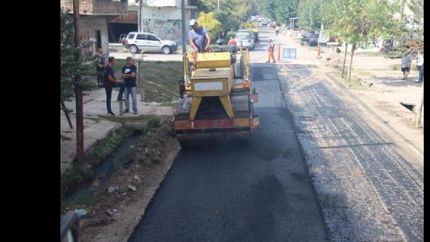asfaltan las calles de budge para agilizar la circulacion de vehiculos