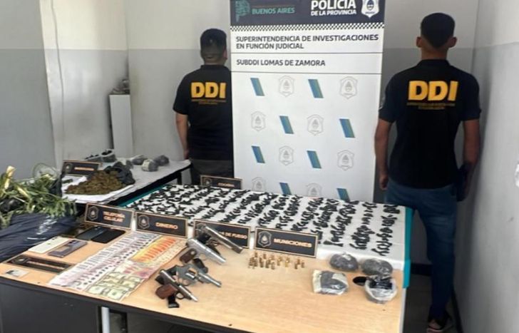 Drogas, armas y dinero incautado durate los allanamientos.