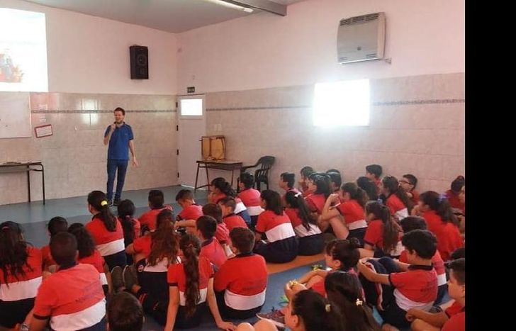 encuentro en el colegio mario madeddu, de banfield.