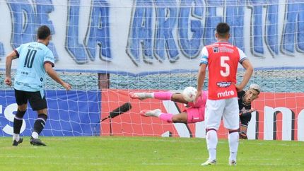 Brey fue a la izquierda y le atajó el penal a Prim. Brey fue a la izquierda y le atajó el penal a Prim.