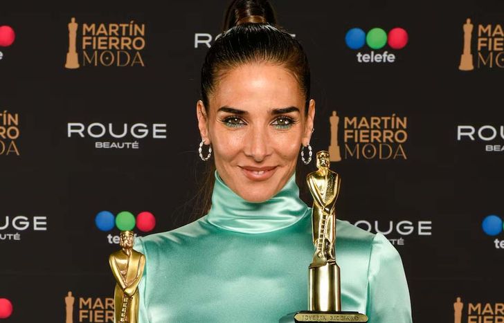 Juana Viale, con su Martín Fierro.&nbsp;