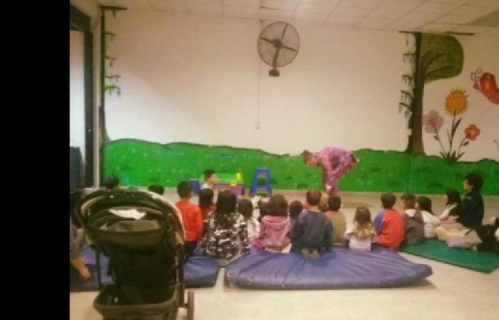 Hay bebés y niños que viven en el hogar.