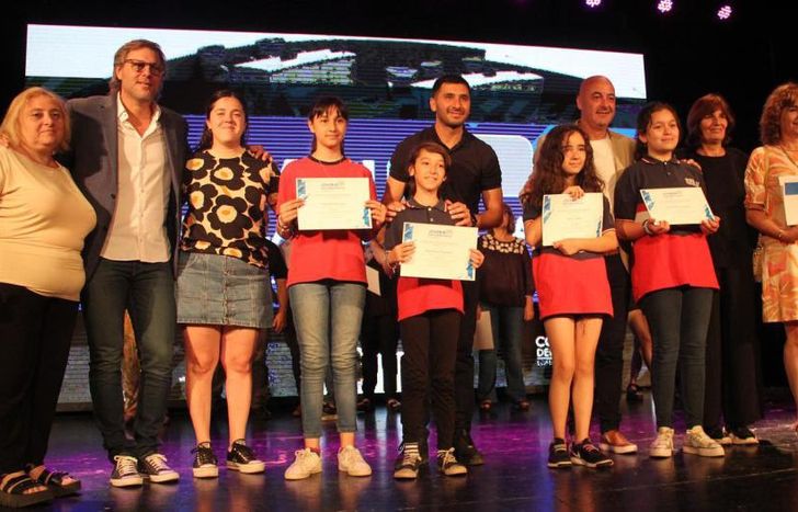 Entregaron diplomas para estudiantes y escuelas.