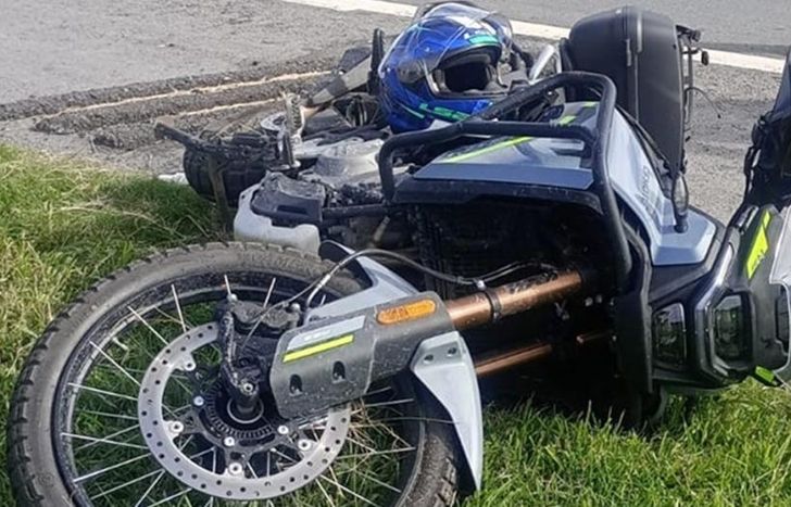 La moto en la que iban los vecinos de Temperley.