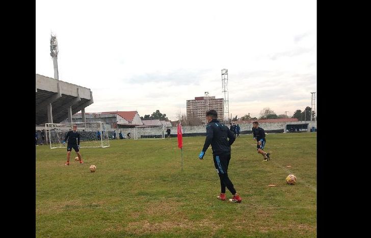 El plantel de Temperley viene trabajando en el estadio bajo las órdenes de Aldirico.
