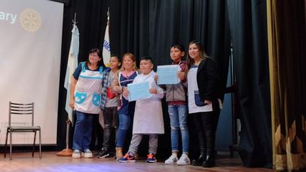 Alumnos y docentes en la entrega de diplomas