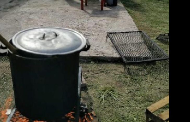compran mercadería para ayudar a un comedor de Longchamps.