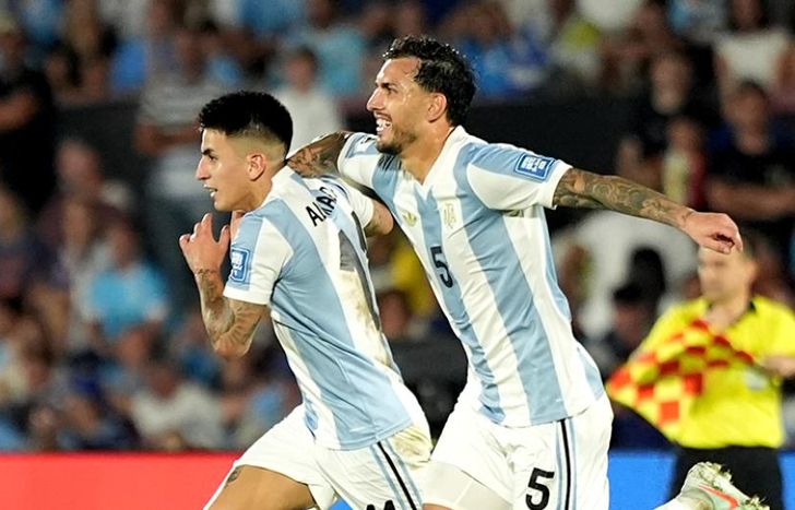 Almada, junto a Paredes, festeja el gol del triunfo de Argentina.