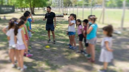 Niños y adultos acceden a las clases de deportes gratuitas.