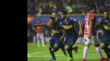 Reynoso, con su gol de cabeza, destrabó el partido en el primer tiempo.