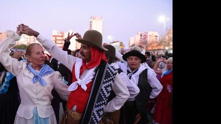 Lomas celebra la fecha patria con un Pericón Nacional en la Grigera