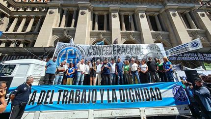 La CGT se moviliza a Tribunales contra la reforma laboral de Javier Milei.