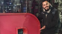 Roberto y sus amigos se trajeron la R de Garbarino para entregársela a Rodrigo.