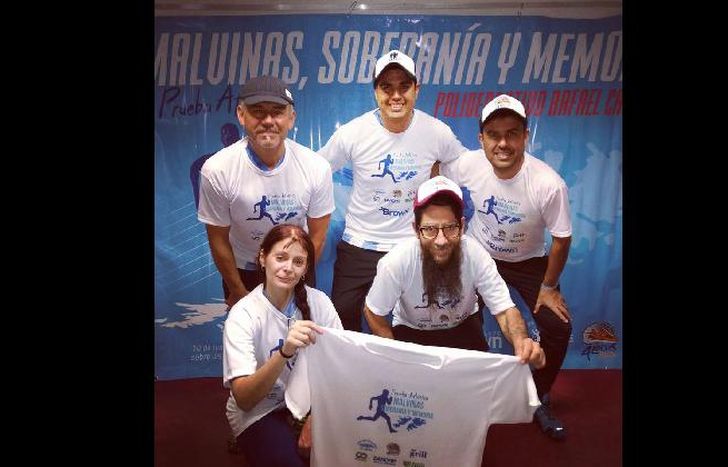 El grupo de cuatro runners (más la esposa de uno de ellos) corre juntos y lleva su causa al frente.