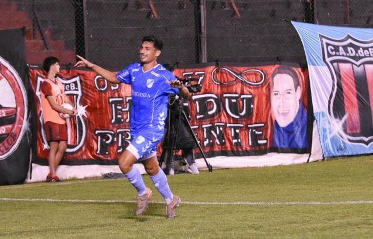 Chávez celebra su golazo en el Bajo Belgrano.