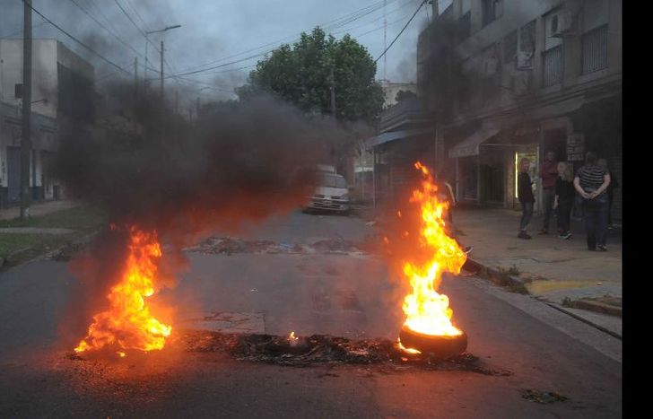 los comercios y los vecinos, afectados, cortaron la calle.