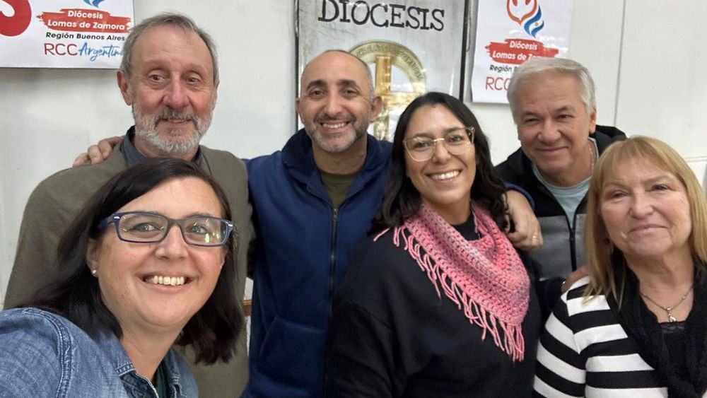 Los coordinadores del servicio también son padres adoptivos: su experiencia la ponen a disposición de más vecinos con los mismos deseos de formar una familia. Los coordinadores del servicio también son padres adoptivos: su experiencia la ponen a disposición de más vecinos con los mismos deseos de formar una familia.