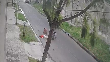 El conductor se acercó a la víctima, pero luego se fue sin asistirla.